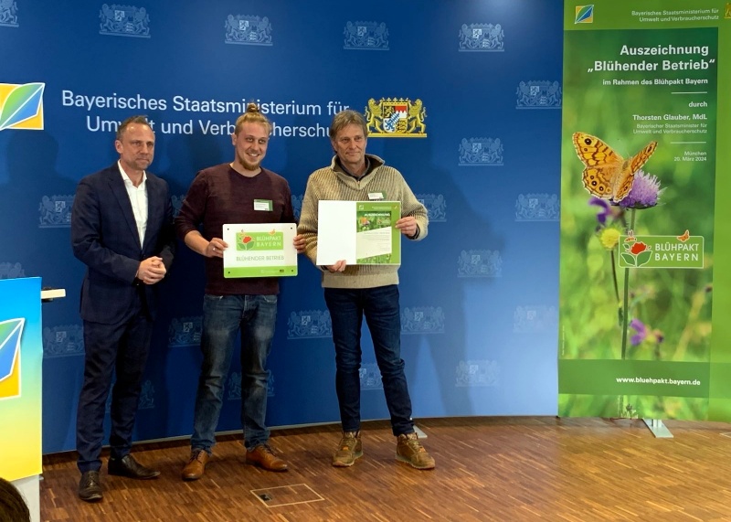 Ausgezeichnet: Robl ZeitLandschaften ist nun offiziell ein "Blühender Betrieb" Ausgezeichnet: Robl ZeitLandschaften ist offiziell ein "Blühender Betrieb"